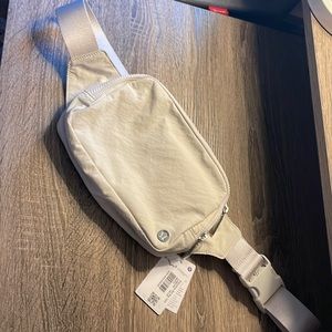 Lululemon everywhere belt bag large white